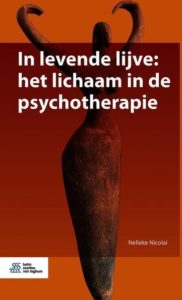 In levende lijve van Nelleke Nicolai laat zien wat het lichaam van een patiënt de psychotherapeut in klinische situaties kan vertellen.