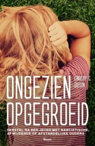 Niet alle ouders zijn emotioneel volwassen of emotioneel beschikbaar voor hun kinderen. Lindsay Gibson schreef het boek Ongezien opgegroeid.