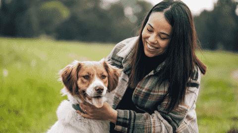 Ella schrijft dat veel mensen gevoelens ervaren van eenzaamheid, en heeft een oplossing die je misschien nog niet hebt overwogen: een hond.