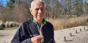 Walter van 84 sport nog volop, is er zelfs verslaafd aan hardlopen, zoals vroeger aan alcohol. Zijn geluk van nu, als opa, telt steeds meer.